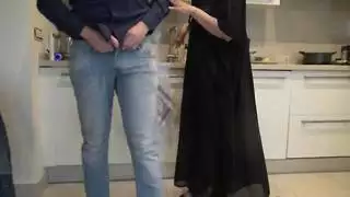 امرأة مسلمة تحصل على جنس وجهي من السباك – فيلم إباحي في المطبخ