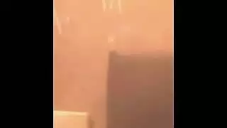 أنين العاهرة يتردد بينما شريكها يلعق فرجها المبلل بعمق وقوة