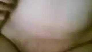 عاهرة عربية مثيرة تحب الجنس الثلاثي القوي وإنهاء بالقذف داخلها