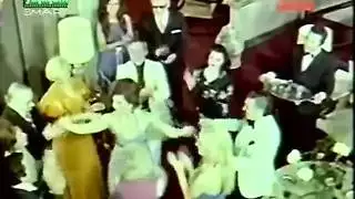 كم بلل في هذا المشهد الإباحي؟