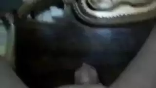 تشبيه عنيف: خضار كبير يحل محل الزب المفقود في كسها