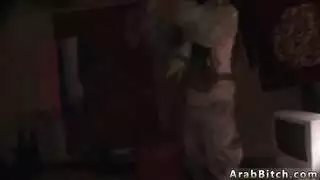 فتاة عربية محلية تمارس الشرجي وتبلع السائل المنوي