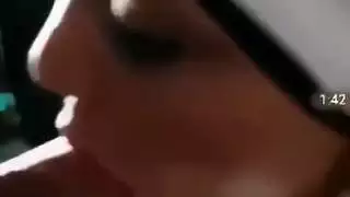 ملكة محجبة تمص قضيبًا مختونًا بدون يديها