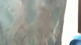 عاهرة عربية مشعرة تأخذ نيك جماعي في كوخ صحراوي