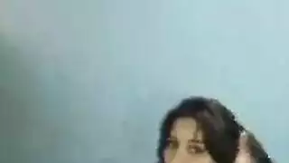 شقراء بالكاد قانونية تأخذ تقلية بالبصق ساخنة