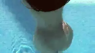 جنس قاسي على الكنبة: الزوج يشاهدها تُملأ