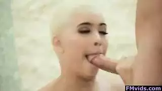 شقراء مثيرة تمص قضيبًا ضخمًا في مشهد صريح