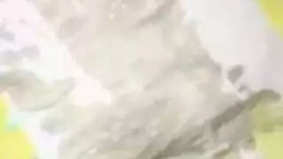 يتزلق قميصها