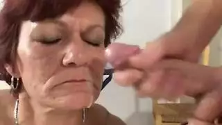 صبي طالب قرنية يظهر قبالة قضيبه والديك مشعر