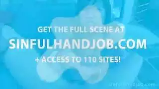 عاهرة سمراء تمارس الجنس بقوة وهي ترتدي الجوارب فقط