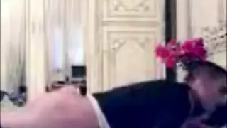 مشهد إباحي جامح: خادمة عربية ممتلئة الجسم تركب بعنف حتى تبلغ النشوة