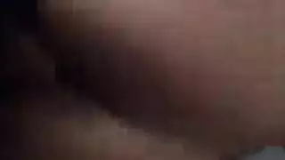 شاب يفركها ويمسكها بقوة لممارسة جنسية جامحة