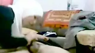 فتاة محجبة تتوسل أن يُقذف على وجهها