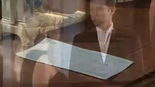فتاتان تشعران بالملل وتتفاخران بشأن كساتهما المبللة