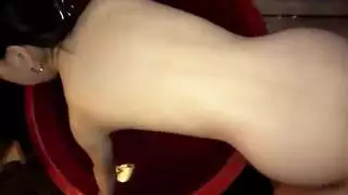 مص قضيب علني ينتهي ببلع السائل المنوي لعاهرة مستعدة