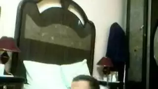 فتاة عربية هاوية تمتلئ مهبلها الضيق حتى الانفجار