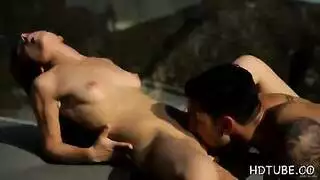 مغامرة خارجية إباحية: نساء ناضجات مثيرة تبلعن السائل المنوي في الطبيعة