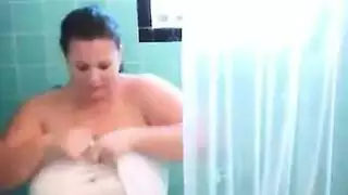 امراءة تسحب الشاب إلى الغرفة أمام الفتيات وتجعله ينيكها