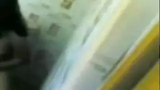 فتاتان تمنحان رجلاً متزوجاً معاملة إباحية فائقة