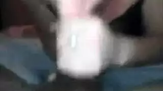 هاوية ممتلئة الجسم تمارس الجنس الفموي مع معلم البيانو في الهواء الطلق