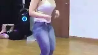 الأحذية قفص فتاة مقطورة