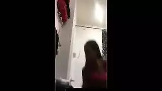 فتاة عذراء تلعب سراً بدسارها الجديد بين الملابس المخبأة