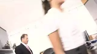 سمراء تمتلئ مهبلها الضيق خلال لقاء جنسي ساخن في المكتب