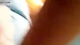 لاتينا مثارة تستمني بقضيب اصطناعي جلدي ضخم تحت الشمس