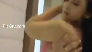 عاهرة سمراء تدفع الدسار بعمق ثم تركبه بقوة