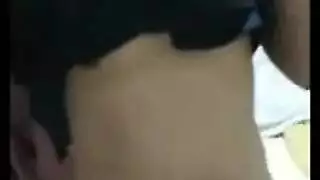 بعد مداعبة الحلمات، يدخل حبيبها بعمق في مهبلها