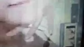 الفتاة القذرة تمتلئ بقضيبين غليظين وخصيتين ثقيلتين