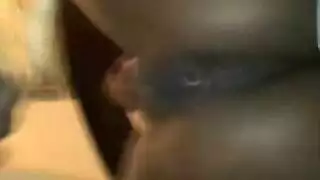 قاع مشاغب منحني على طاولة البلياردو