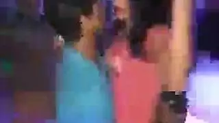 فتاة عربية مثيرة تتوسل للسائل المنوي على وجهها