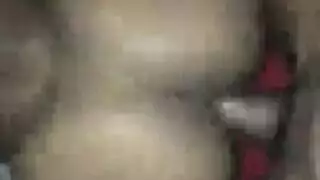 نظارات على، ركبتيها مفتوحتان: فتاة تمص قطارًا من القضبان السوداء الكبيرة