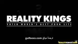 الزوجة تتناك كناصدقاء زوجها مترجم