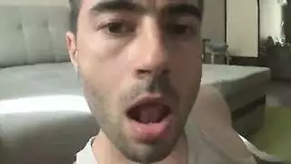 رجل مثير يسيد عاهرات آسيويات في جلسة جماعية جنسية صريحة