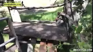 لالابن ينصاب بخصيانه ومة تحاول معالجته