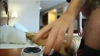 شاب يدخل على ام صاحبه في الحمام