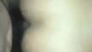 يمسكها وهي تركب على الزب وصديقه يدخل في طيزها