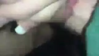 عاهرة ترضي العميل فمويًا قبل أن تُضرب من الخلف