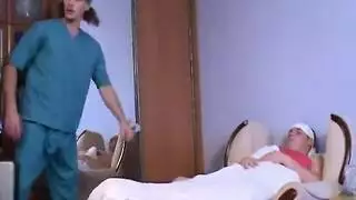 أسلوب بجانب السرير: هذه الممرضات تمارس الجنس بكل وضعية