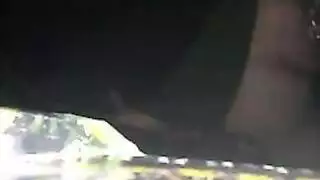 مراهقون نحيلون يداعبون أعضاء بعضهم البعض بعنف