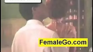 مثليات شقراوات في علاقة جنسية مثلية ثلاثية مع رجل محظوظ
