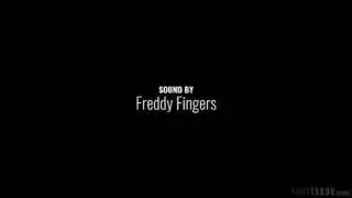 مشهد ثلاثي للأم وابنتها مع غريب