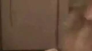 عاهرة سمراء ناضجة في جلسة جماعية جنسية قاسية