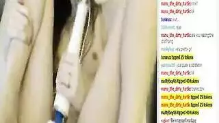 الفتاة الصغيرة ميش يتم وجهها ويغطى بالسائل المنوي