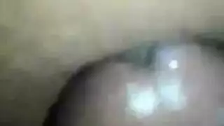 الجميلة الداكنة تعطي رأس ثم تُضرب فرجها حتى الذروة