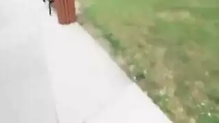 زوجة شابة في إباحية شرجية: أخذ قضيب زوجها السميك