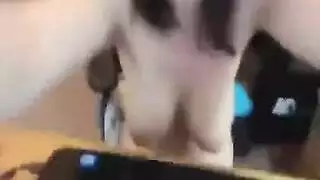 بايبر بيري تمص الحلمات بينما تتعرض للضرب بقوة في وضعية كلابية خشنة