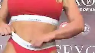 فتى مراهق يعطي فينيكس ماري جماعًا قاسيًا، وكسها منقوع وجاهز